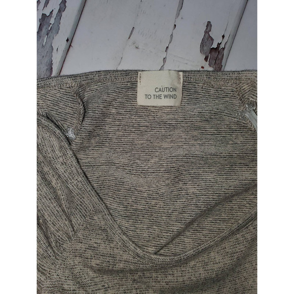 4/$30🌟Caution To The Wind Scrunch Shoulder Shirt Junior's - Picture 6 of 9